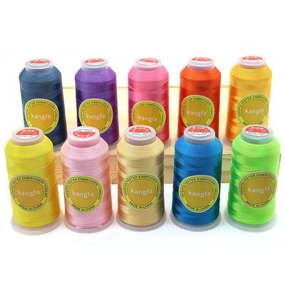 120D Farbgebung 720 Farben 4000 Yard Polyester Stickfaden für maschinell gefärbtes Muster