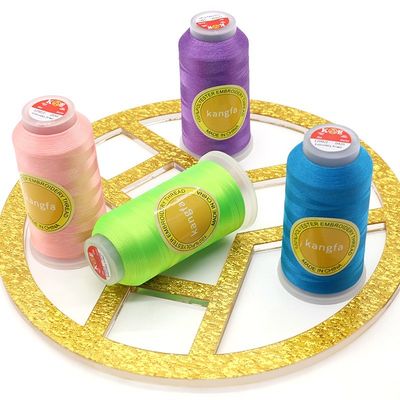 120D Farbgebung 720 Farben 4000 Yard Polyester Stickfaden für maschinell gefärbtes Muster