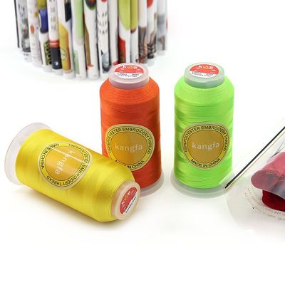 120D Farbgebung 720 Farben 4000 Yard Polyester Stickfaden für maschinell gefärbtes Muster