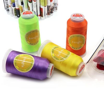 120D Farbgebung 720 Farben 4000 Yard Polyester Stickfaden für maschinell gefärbtes Muster