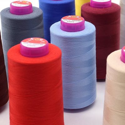Niedriges MOQ 40/2 5000yds Polyester Nähgarne für Maschinen Nähen mit 100% Polyester