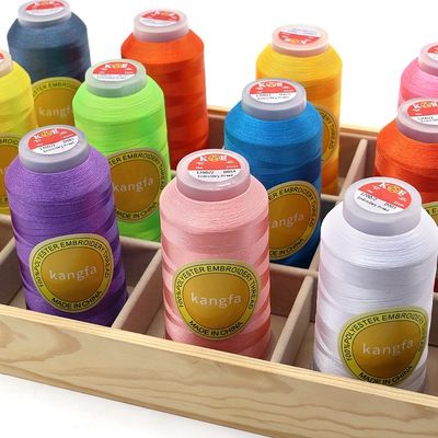 700 lebendige Farben für 120D/2 Polyester-Embroiderige Fäden auf harten und dicken Materialien