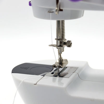 2022 Mini elektrische Nähmaschine für Stoff manuelle Fütterung und Schneiden des Drahtmesser enthalten