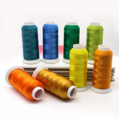 120D/2 5000Y 128g goldfarbenes Polyester-Embroidergewebe für Maschinennahtprojekte